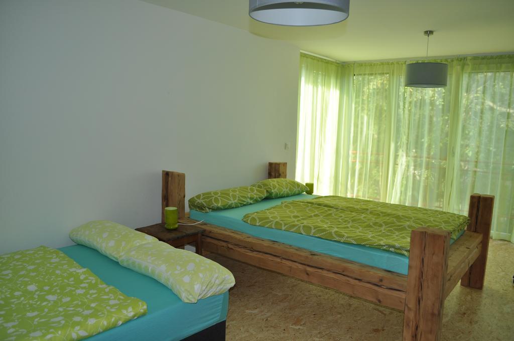 Punkrock Harbour Pension Baehr คาร์ลสรูเฮอ ภายนอก รูปภาพ