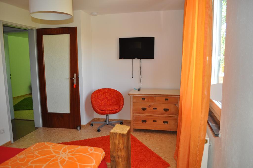 Punkrock Harbour Pension Baehr คาร์ลสรูเฮอ ภายนอก รูปภาพ